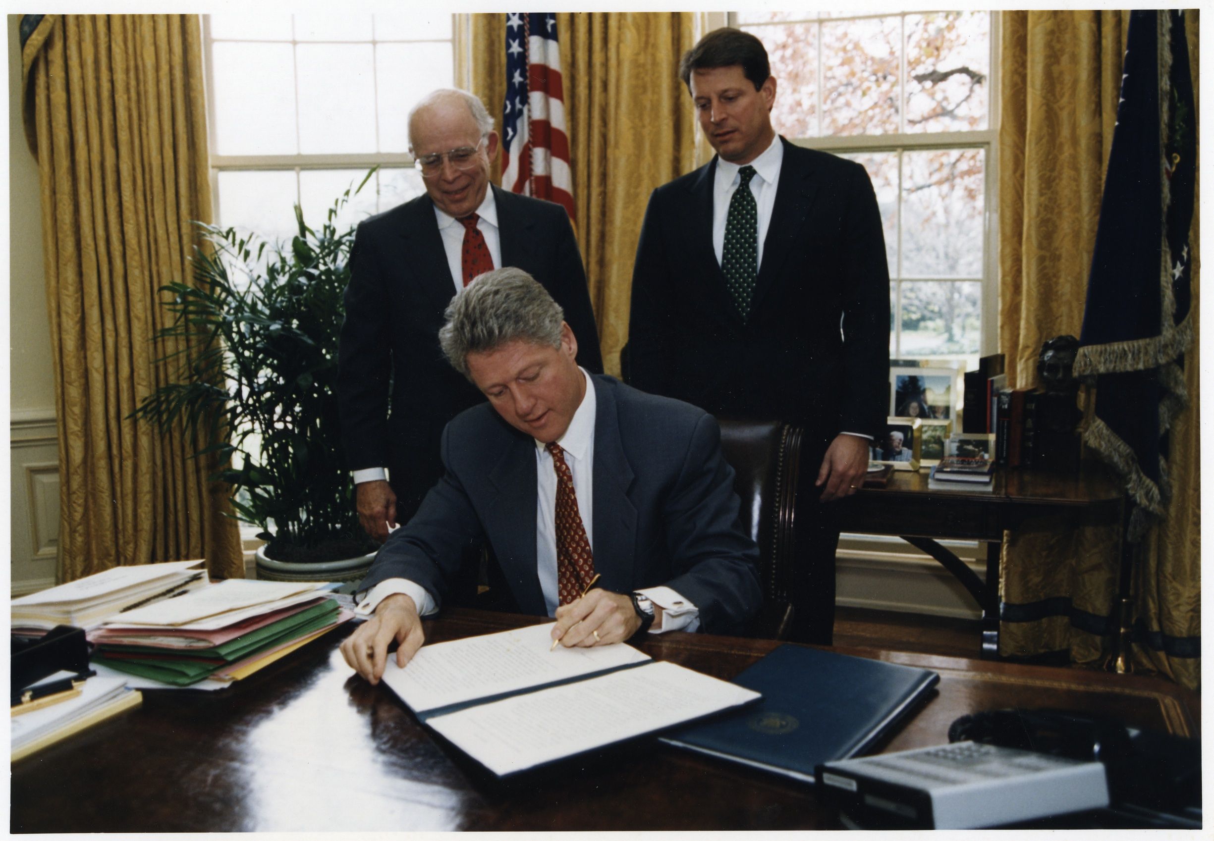 Executive order. Билл Клинтон подписывает бумаги. Билл Клинтон подписывает. Билл Клинтон подписывает указ. Подпись Клинтона.