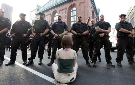 protestor/cops Chicago