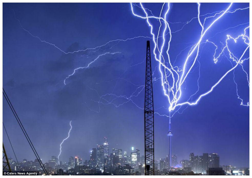 Dramatic Lightning Storm Over Toronto -- Earth Changes 