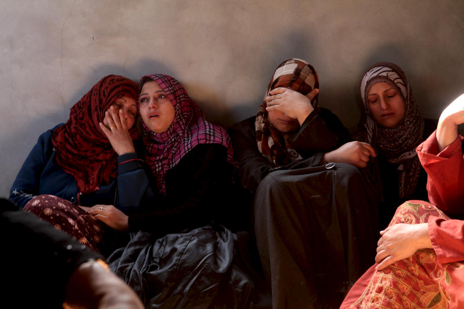 Palestinian women mourn 