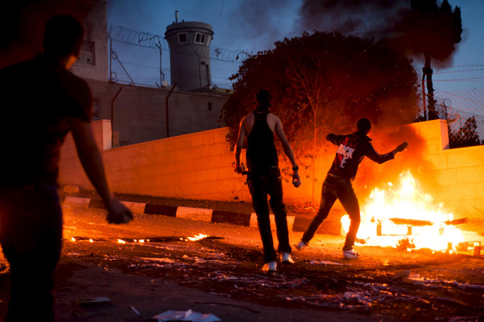 Palestinian youth throw stones 