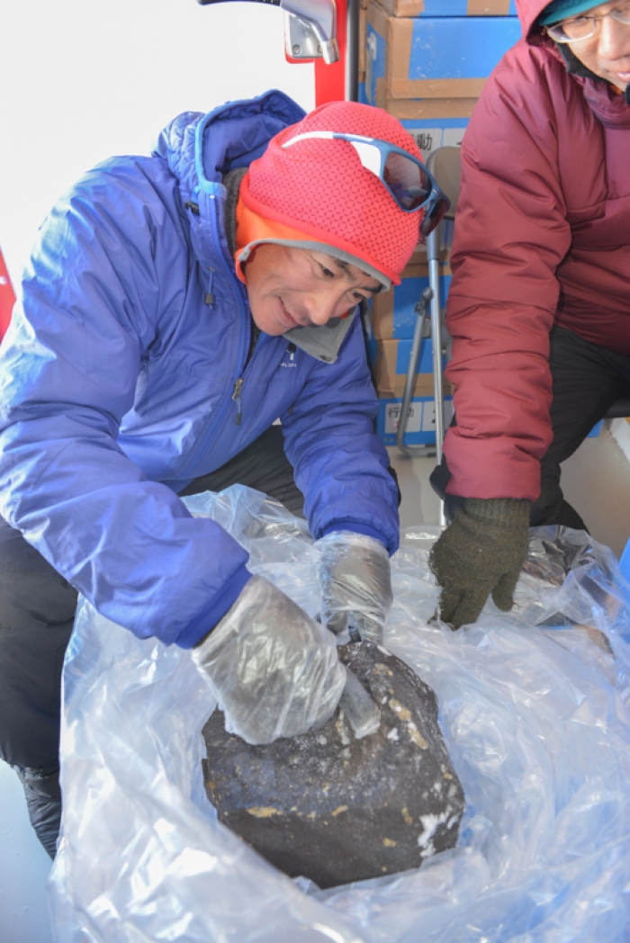 Click to enlarge Antarctica Meteorite_2