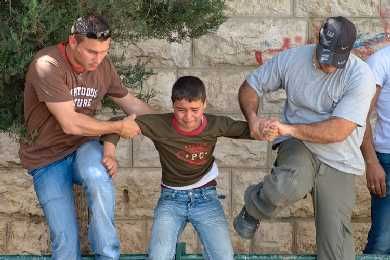 Click to enlarge Israeli undercover agents arresting a Palestinian boy