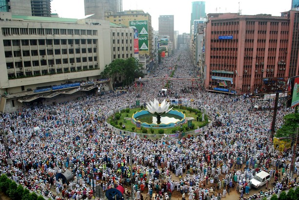 Click to enlarge protesters in Bangladesh