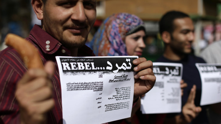 Egyptian activists hold applications for 