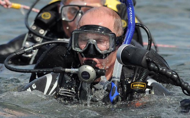 Putin scuba dives