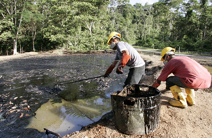 Oil spill clean up in Taracoa