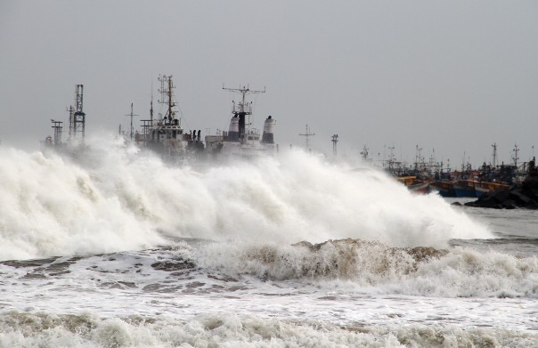 Cyclone Phailin hits India