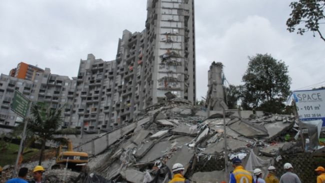 Click to enlarge Building collapse in Colombia