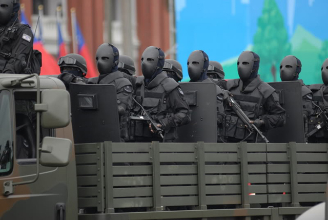 Click to enlarge Taiwanese Soldier_2