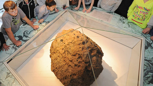 Click to enlarge Children look at Chelyabinsk meteorite