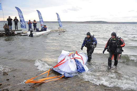 Click to enlarge Divers pull a meteor fragment from Lake Chebarkul.