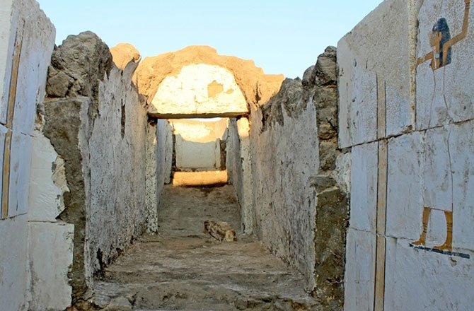 Click to enlarge tomb and remains of Woseribre Senebkay