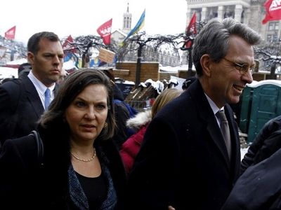 Victoria Nuland and Geoffrey R. Pyatt on the Maidan square.