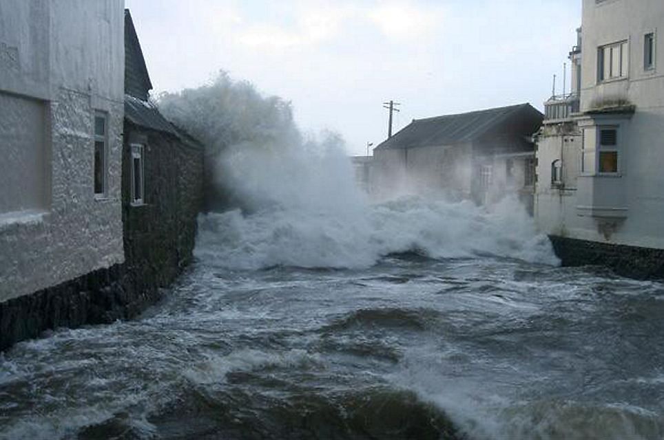 К чему снится заливает водой. Когда затопит Англию. Flood Wave. Coastline defending from Floods. Huge Wave.