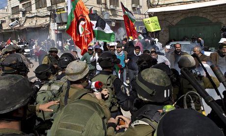 palastinian demonstrators israel troops