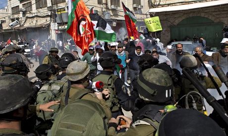 Click to enlarge palastinian demonstrators israel troops