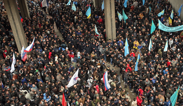 Click to enlarge Opposing rallies in Crimea