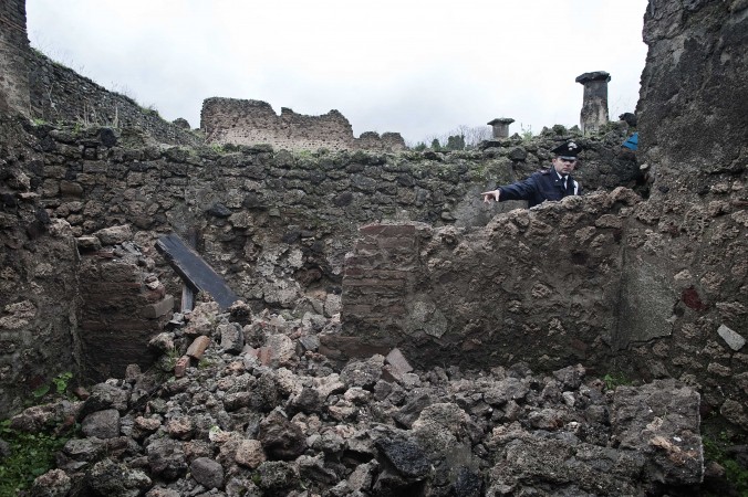 pompeii wall collapses
