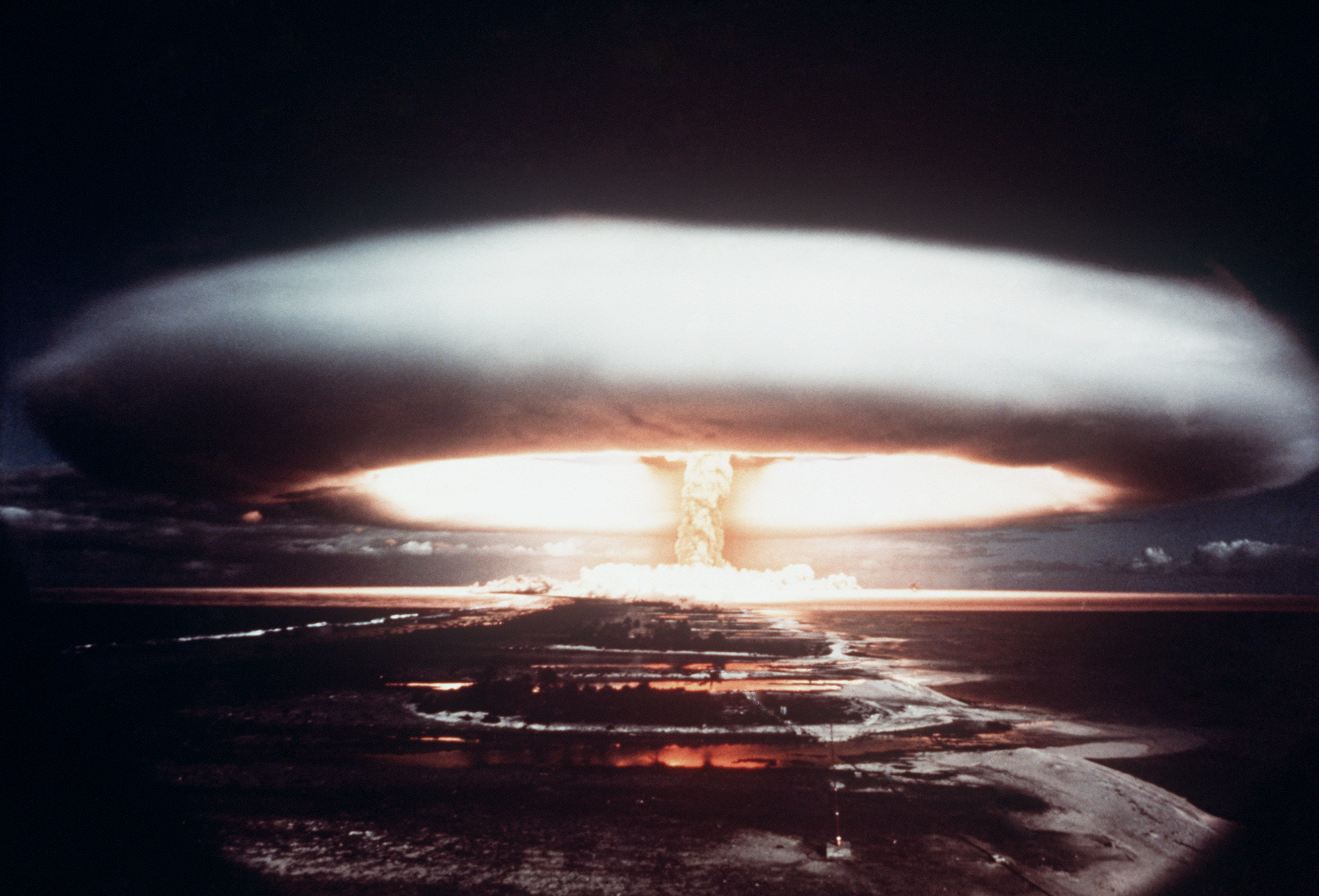 Сайт ядерного взрыва. Атолл Муруроа ядерные испытания. Ядерное оружие массового поражения. Ядерный взрыв. Ядерный пейзаж.