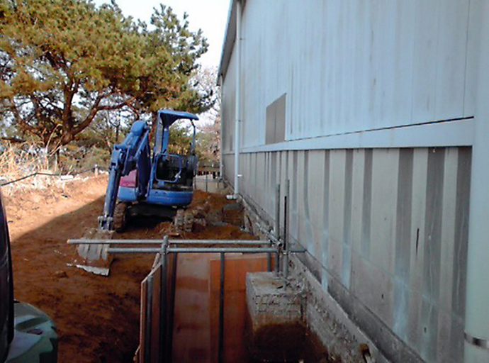 Click to enlarge TEPCO pit under a storage house
