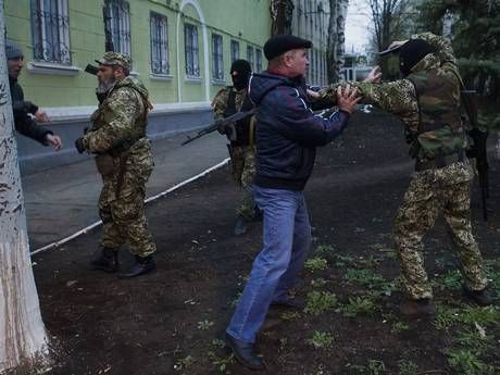 Click to enlarge troops in east ukraine seize station