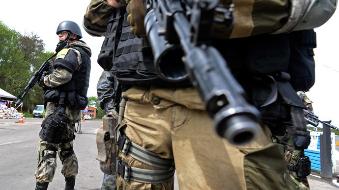 Click to enlarge Ukrainian soldiers at a checkpoint