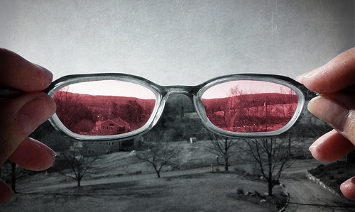 rosarote brille,rose-colored glasses