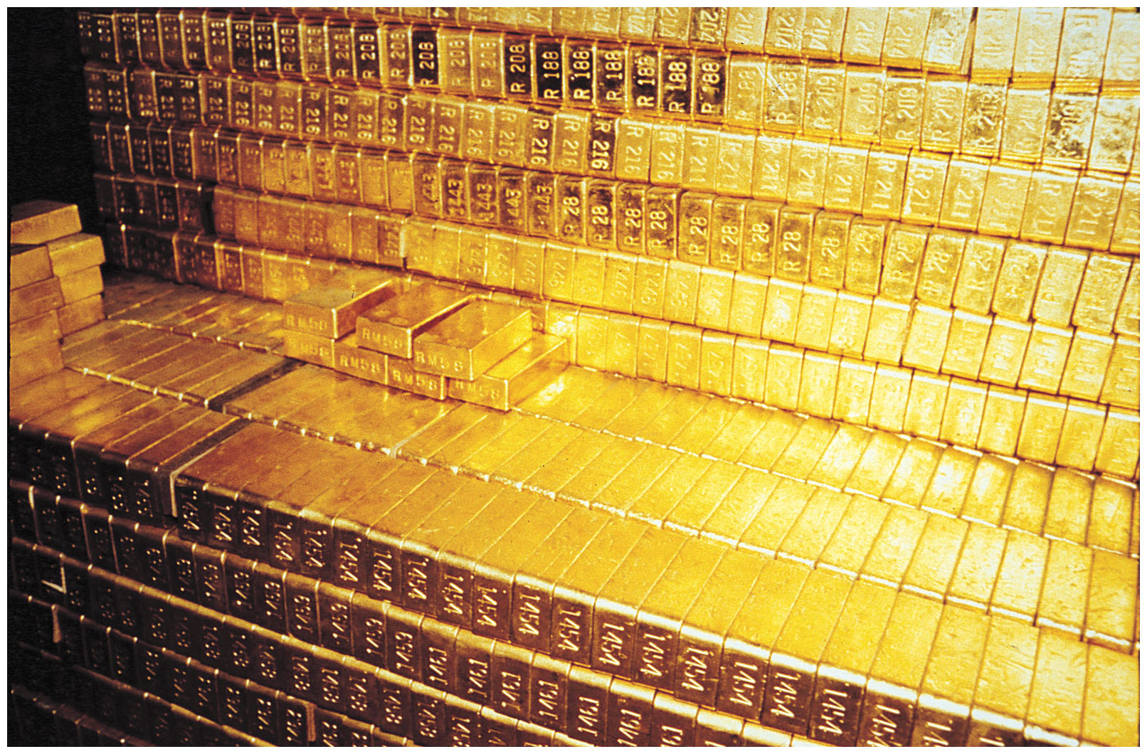 Валютный золотой запас. Форт Нокс США хранилище золота. Форт Нокс золотой запас. Золото слитки Форт Нокс. Золото слитки США Форт Нокс.