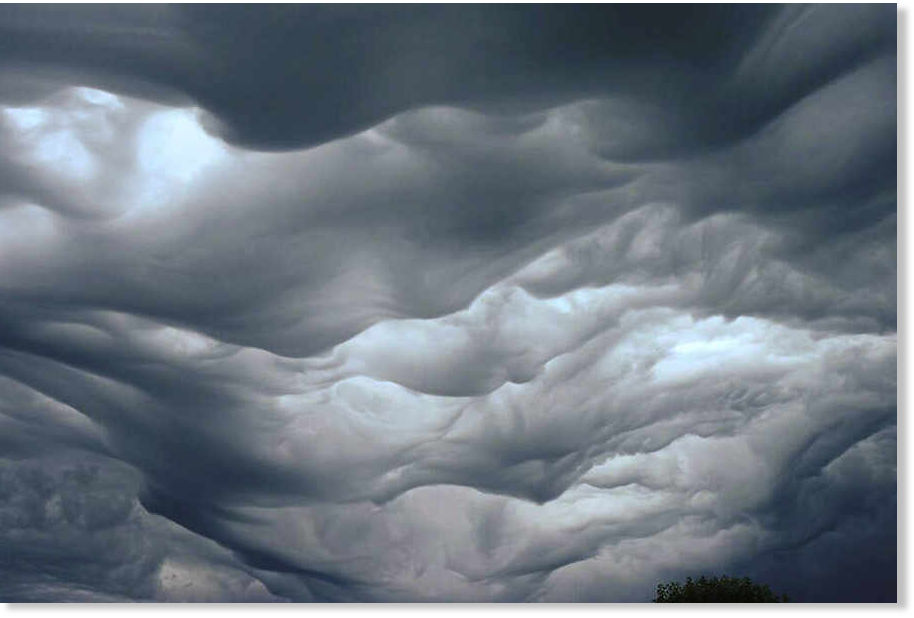 Эхо облаков. Ундулатус асператус. Дьявольские облака явление. Облака undulatus. Облака undulatus asperatus.