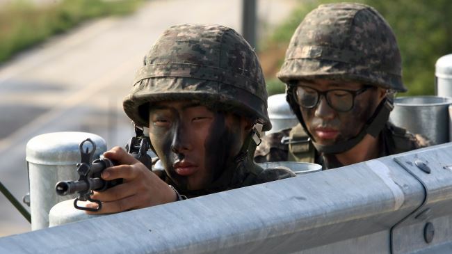 Click to enlarge South Korean soldiers