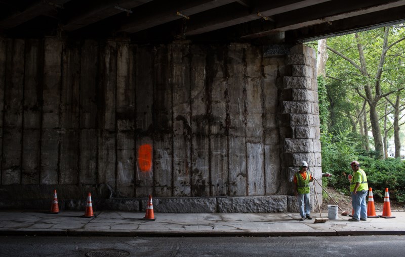 Click to enlarge Brooklyn Bridge facade1
