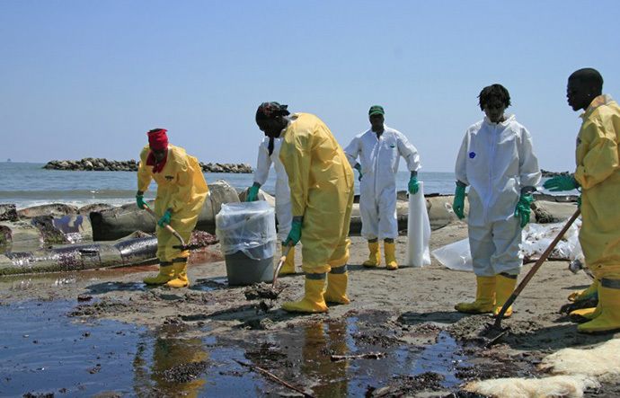 Click to enlarge BP cleanup crew