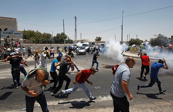 Click to enlarge Palestinian protesters