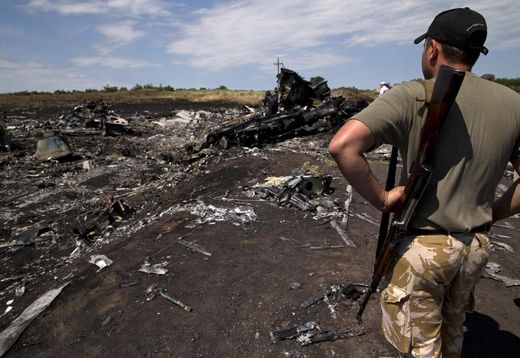 armed guard crash site mh17