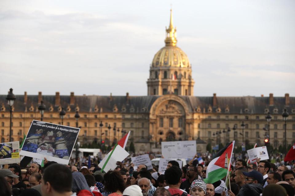 Click to enlarge Protests at Invalides