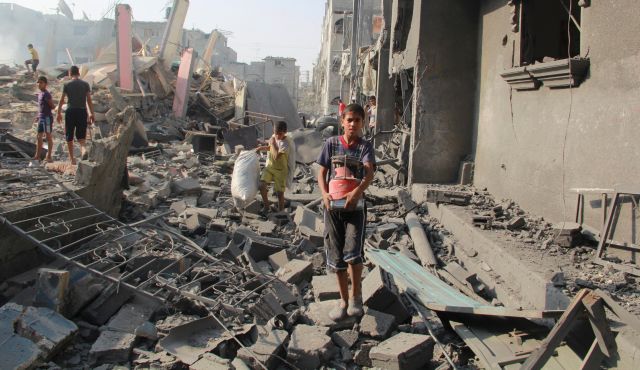  Palestinians look for their belongings